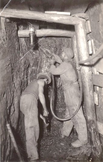 Mineurs au travail dans une galerie de la mine de la Sanguinière